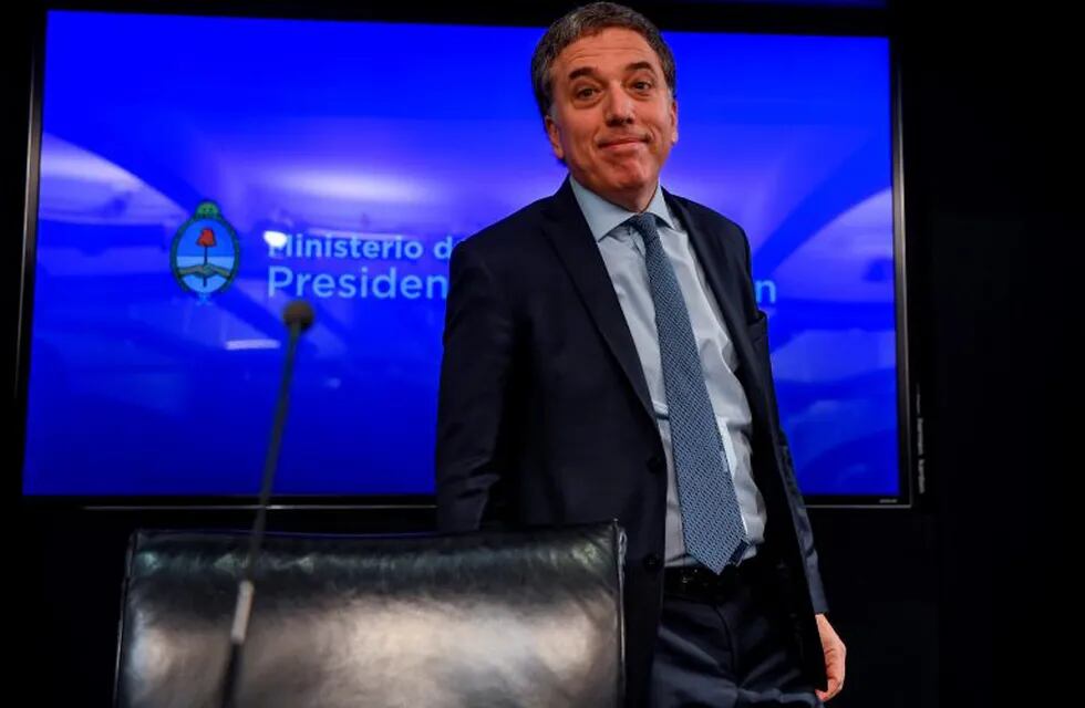 Argentina's Finance Minister Nicolas Dujovne arrives to give a press conference at the Ministry in Buenos Aires, on June 15, 2018.\r\nThe Argentine central bank governor has been replaced as a run on the peso gained pace, with the currency dropping six percent against the dollar in one day.  tendered his resignation, and was replaced by finance minister  a government statement said. / AFP PHOTO / Eitan ABRAMOVICH buenos aires NICOLAS DUJOVNE ministro de hacienda cambios en el gabinete economico por la crisis conferencia de prensa