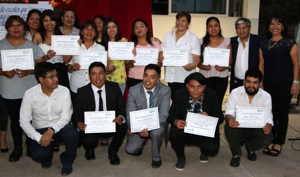 Parte del numeroso grupo de trabajadores de la Municipalidad de San Salvador de Jujuy que completaron sus estudios de nivel medio en el Plan Fines, acompañados por el secretario José Luis Sánchez y la directora de Educación, Silvina Marquez.