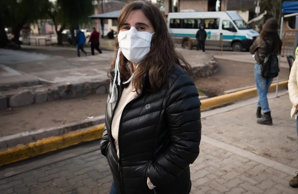 La ministra de Salud Ana María Nadal se refirió a un posible rebrote de la pandemia en Mendoza. Ignacio Blanco/Los Andes

Megaoperativo sanitario en el barrio La Favorita para prevenir la propagación del virus Covid-19.
Minista de Desarrollo Social y Deportes Ana Maria Nadal 
Foto: Ignacio Blanco / Los Andes