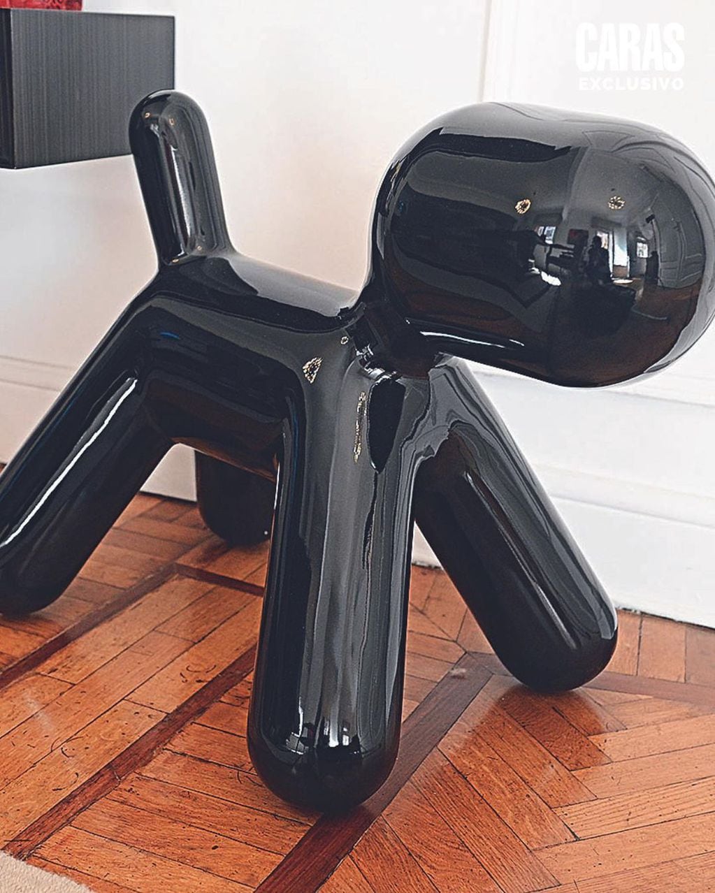 El mobiliario moderno incluye una escultura de un perro