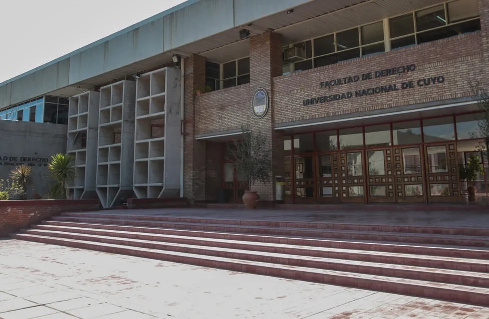 Edificio de la facultad de Derecho de la Universidad Nacional de Cuyo. Estudiantes reclaman que se elimine el plazo de egreso para quienes ingresaron con el Plan 84/90.