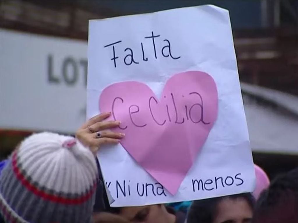 "Falta Cecilia, Ni Una Menos", los carteles que llevaron las mujeres a la marcha en las calles de Resistencia.