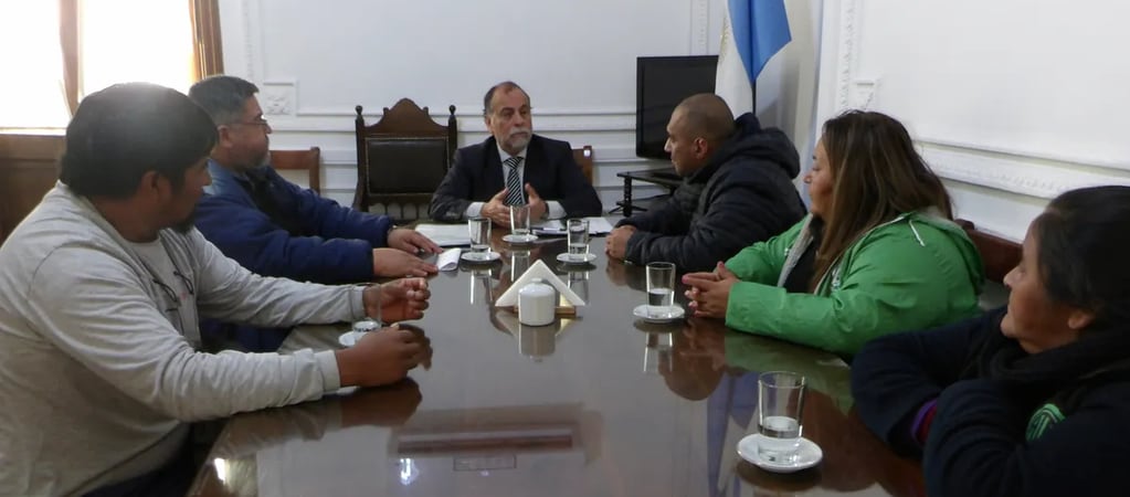 El ministro de Gobierno de Jujuy, Normando Álvarez García, en reunión con la dirigencia de ATE Jujuy.
