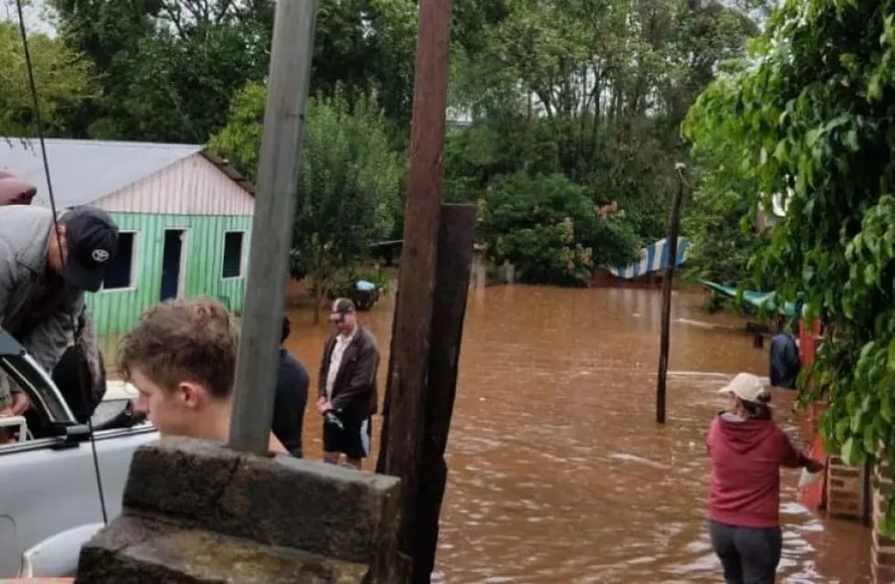 Realizan evacuaciones en El Soberbio debido a la crecida del Río Uruguay.