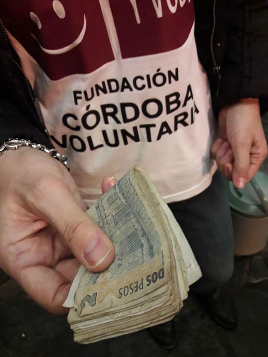 Fundación Córdoba Voluntaria recibe billetes de dos pesos.