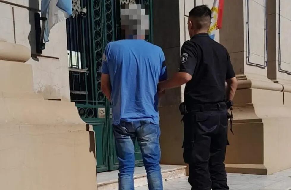 El acusado de Josefina, ingresando a la Jefatura de Policía de Rafaela, donde está la Alcaidía