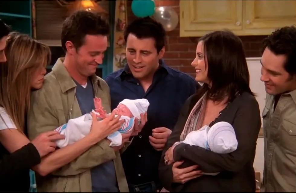 Chandler y Monica con sus bebés.