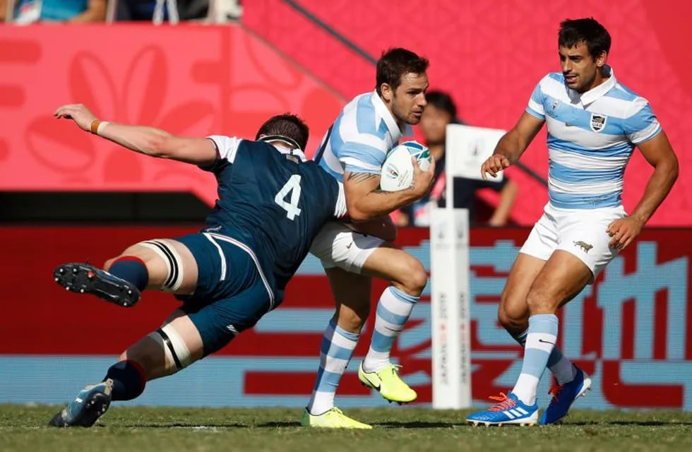 Argentina's fly-half Nicolas Sanchez (C) is tackled by US lock Nate Brakeley (L) as Argentina's scrum-half Felipe Ezcurra watches during the Japan 2019 Rugby World Cup Pool C match between Argentina and the United States at the Kumagaya Rugby Stadium in Kumagaya on October 9, 2019. (Photo by Odd ANDERSEN / AFP)