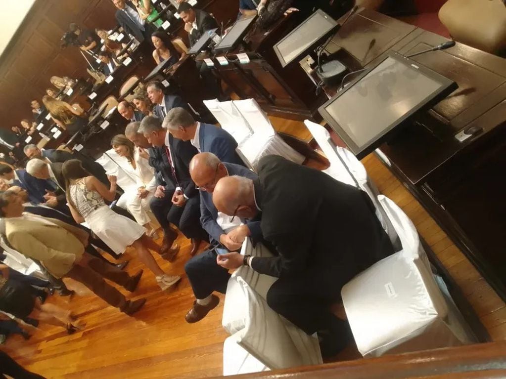 Políticos pendientes del Tomba, durante el acto de asunción de Cornejo como Gobernador.