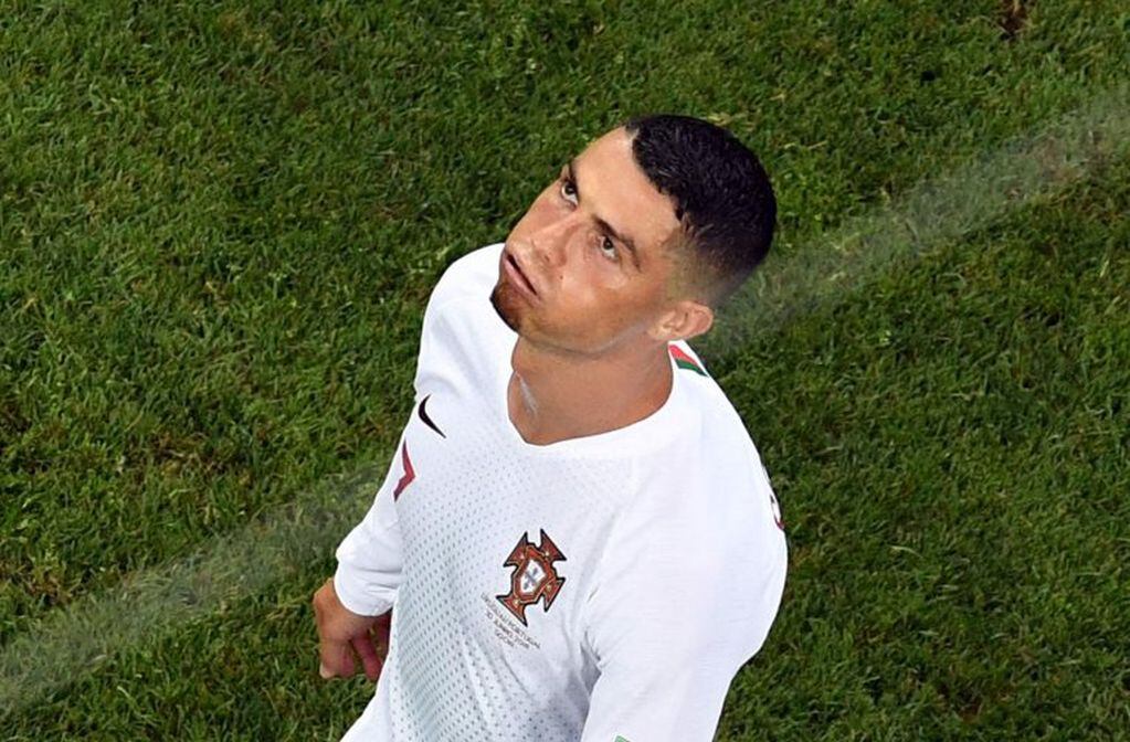 Cristiano Ronaldo mira al cielo