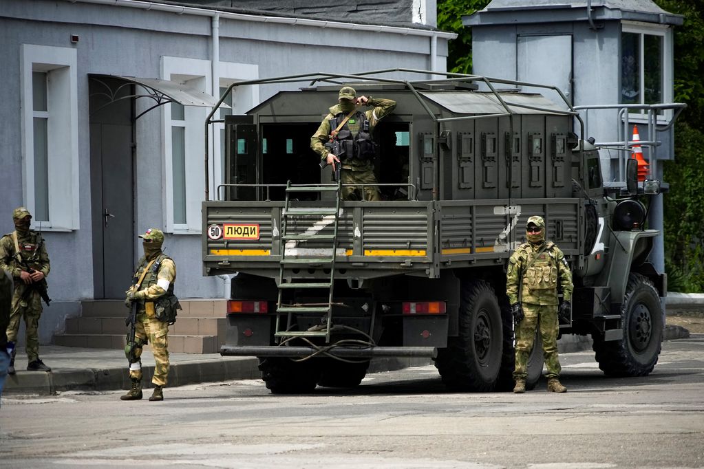 El Kremlin busca que las "unidades artísticas" le levanten la moral a los soldados. Foto: AP.