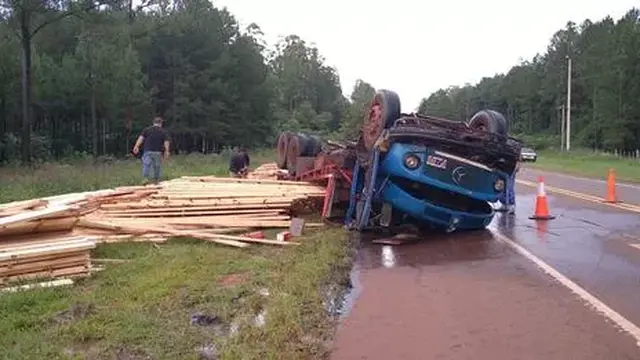 Camión cargado de madera despistó y volcó en Caraguatay