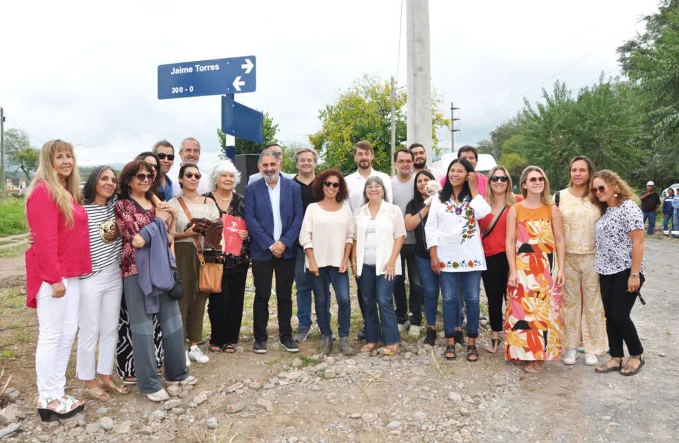 Funcionarios, miembros de la familia Torres y vecinos de Villa Jardín de Reyes, presentes en el acto de imposición del nombre del charanguista a una calle en ese sector de la capital jujeña.