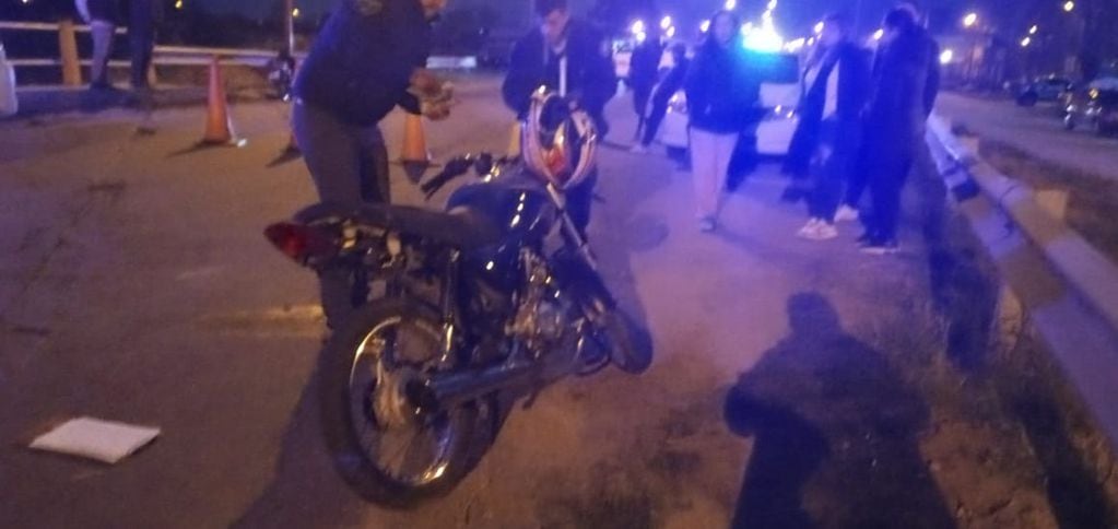 Trágico accidente en Tres Arroyos: un motociclista fallecido y su acompañante hospitalizada