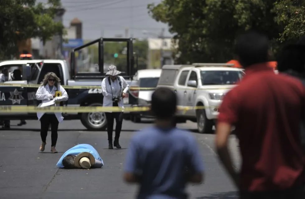 TOPSHOT - The body of Mexican journalist Javier Valdez lies on the street after he was shot dead in Culiacan, Sinaloa, Mexico, on May 15, 2017.nValdez, 50, who worked for Agence France-Presse and other media, was shot near the premises of one of the Mexican news outlets he worked for in the city of Culiacan in Mexico's violent Sinaloa state. Valdez was the fifth journalist to be killed this year in a country plagued by violence related to drug gangs, according to officials and media rights groups.n / AFP PHOTO / FERNANDO BRITO