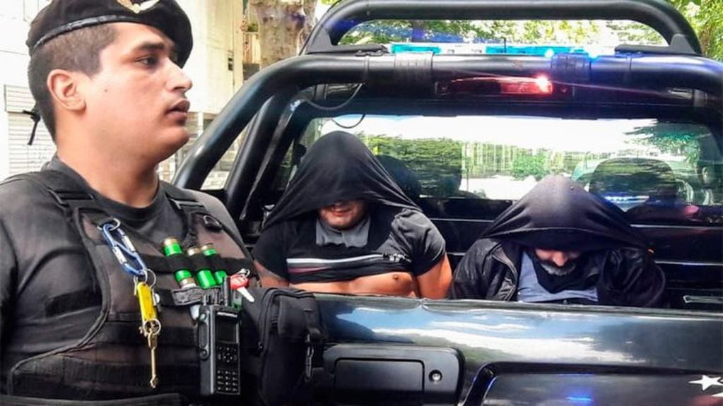 Los asaltantes fueron interceptados en la zona de Crespo al 400 con un botín de casi un millón de pesos. (Twitter)