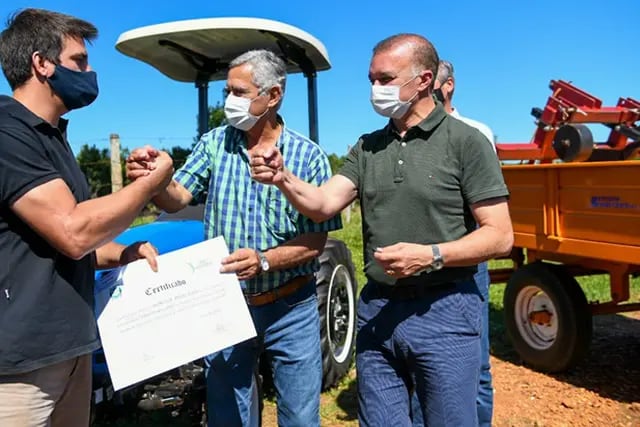 Itacaruaré: hicieron entrega de maquinaria a productores locales