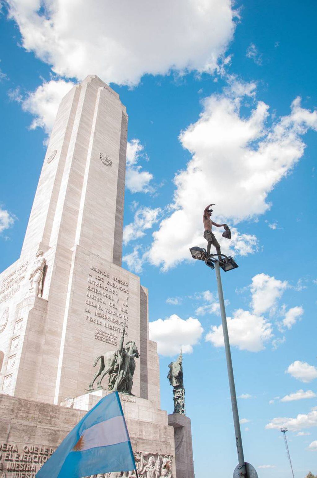 Un joven se subió a la cima de una columna de alumbrado del Monumento a la Bandera durante los festejos en Rosario por la final del Mundial de Qatar 2022.