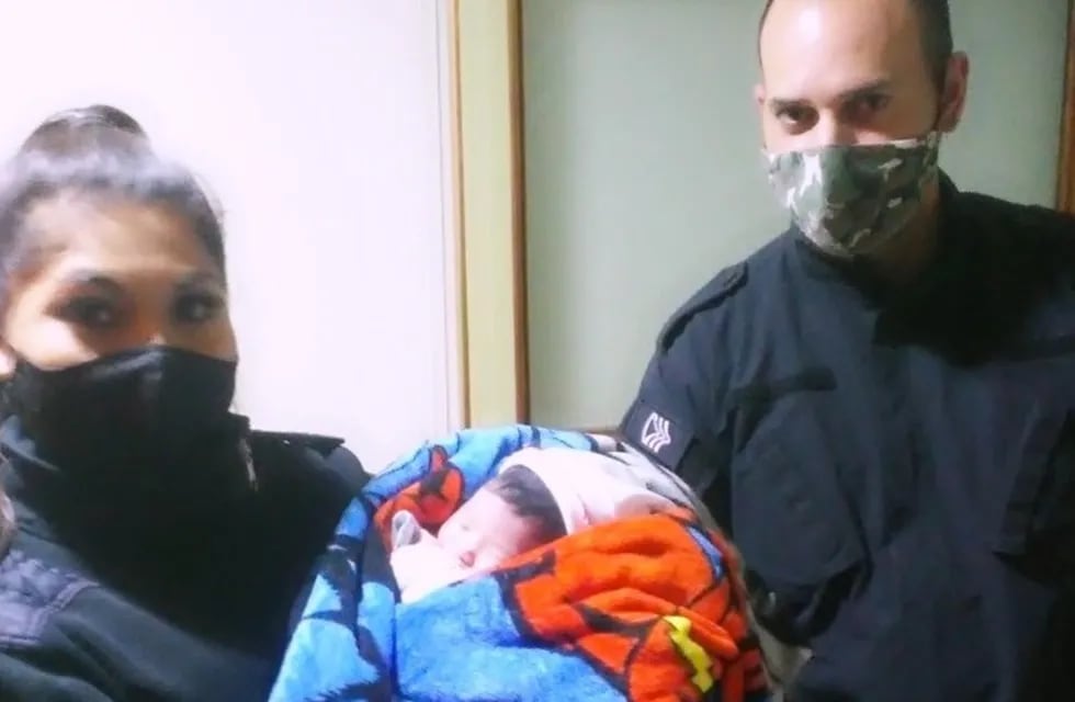 Dos policías de Bahía Blanca ayudaron a una mujer en su casa con su recién nacido