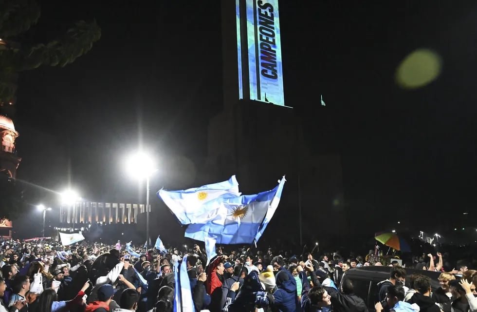 Rosarinos fueron a festejar al Monumento a la Bandera la Copa América.