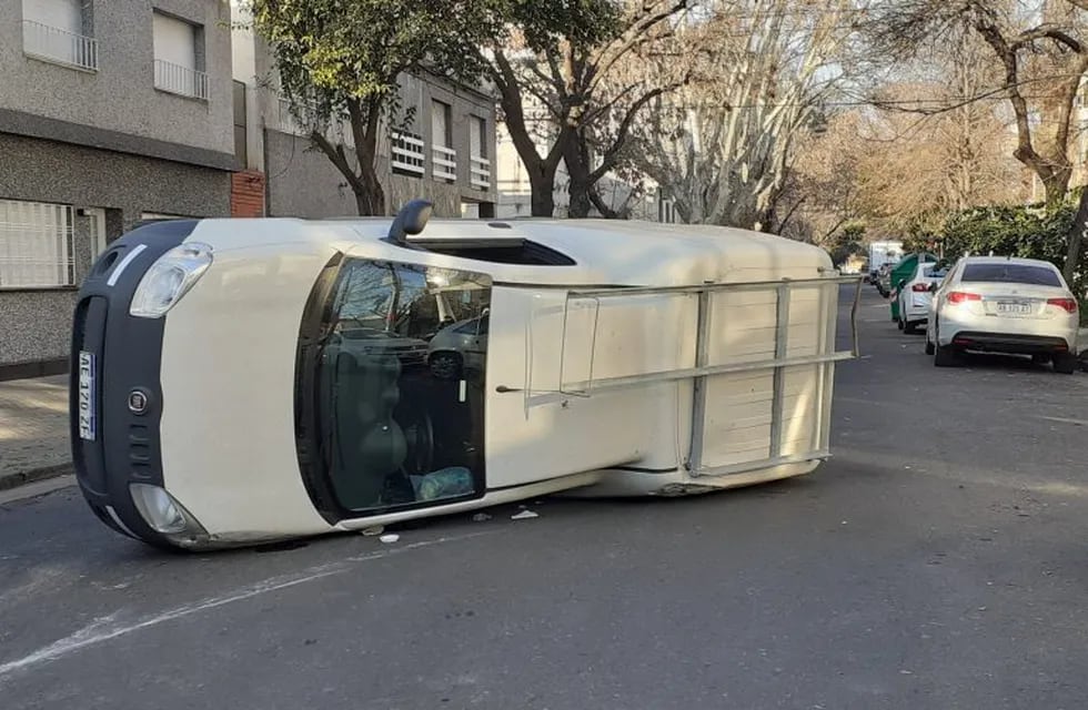 El accidente ocurrió en la esquina de Crespo y Tucumán. (@virmartorell)