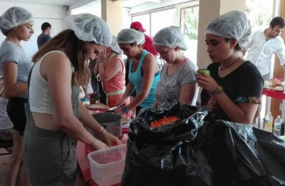 Jóvenes Solidarios estará llevando adelante “Navidad sin Invisibles” en la ciudad de Mar del Plata (web).