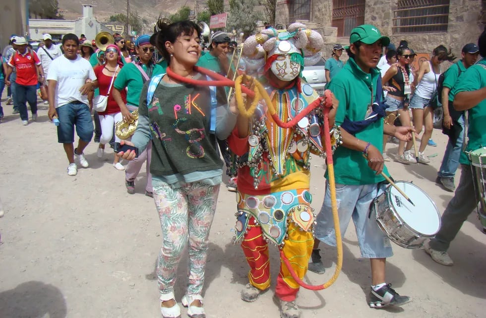 El pícaro diablo de la alegría, personaje principal del carnaval en la Quebrada de Humahuaca, hace bailar a la gente en las calles de Jujuy,