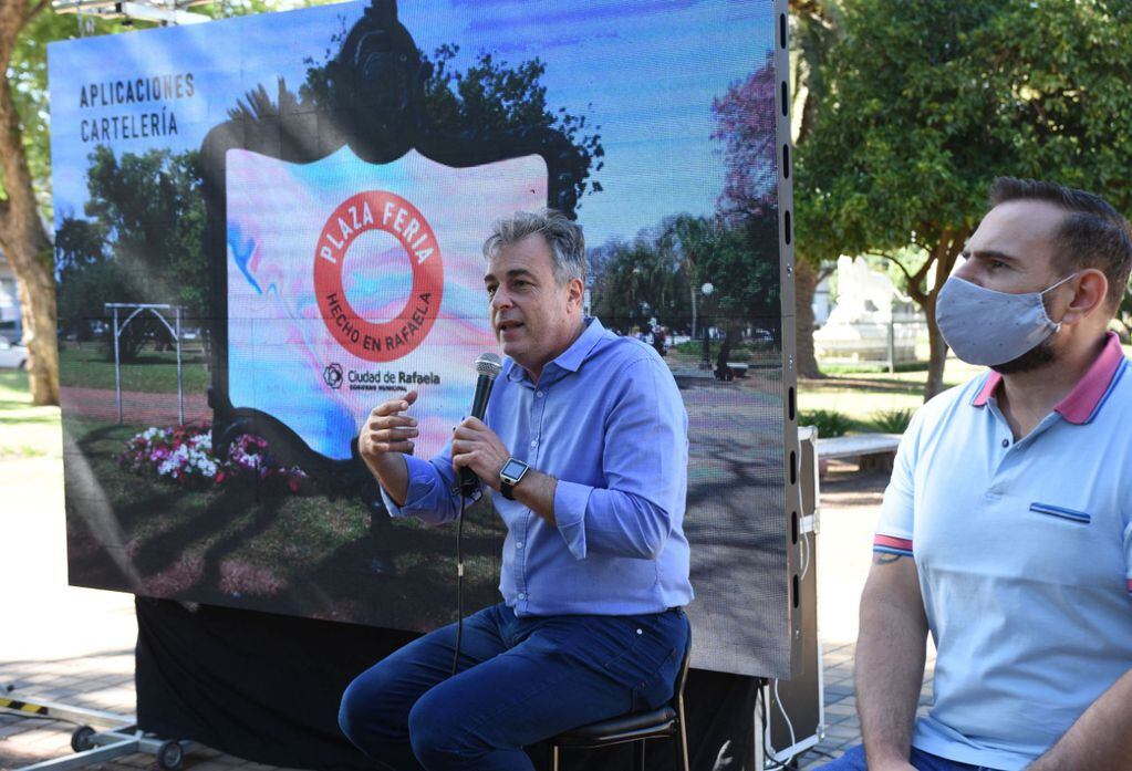 El intendente Luis Castellano presentó Plaza Feria junto al secretario de Cultura, Claudio Stepffer
