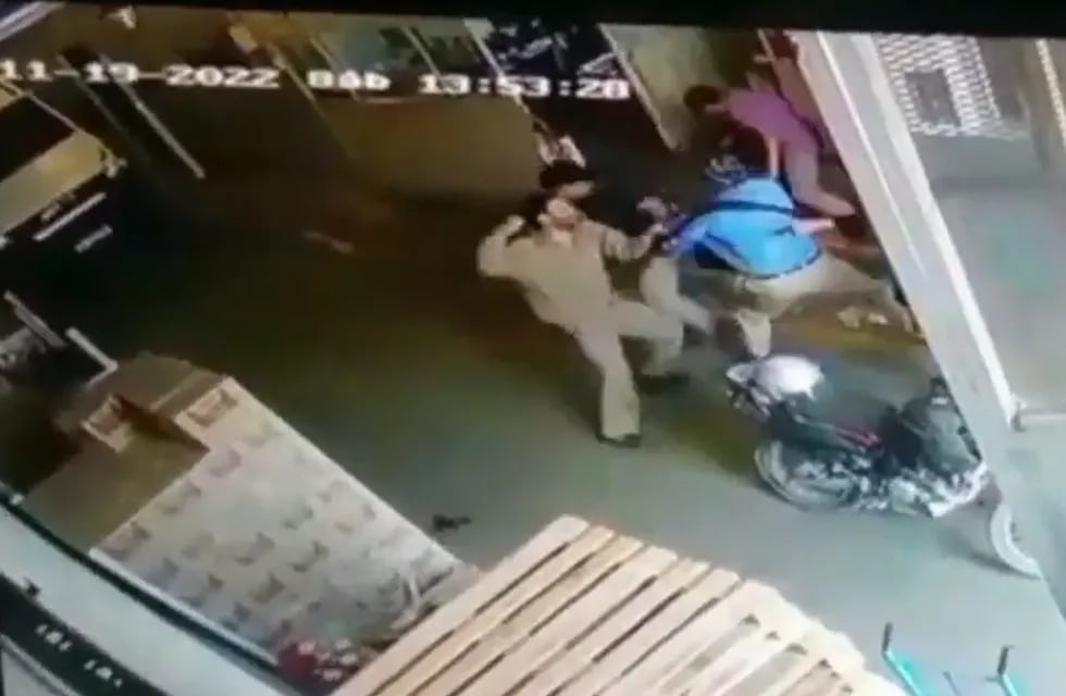 Una cámara de seguridad captó el fatídico momento en el que los empleados de la distribuidora se trenzan en pelea con los asaltantes, uno de los cuales había perdido el arma, que se ve en el piso a la izquierda.