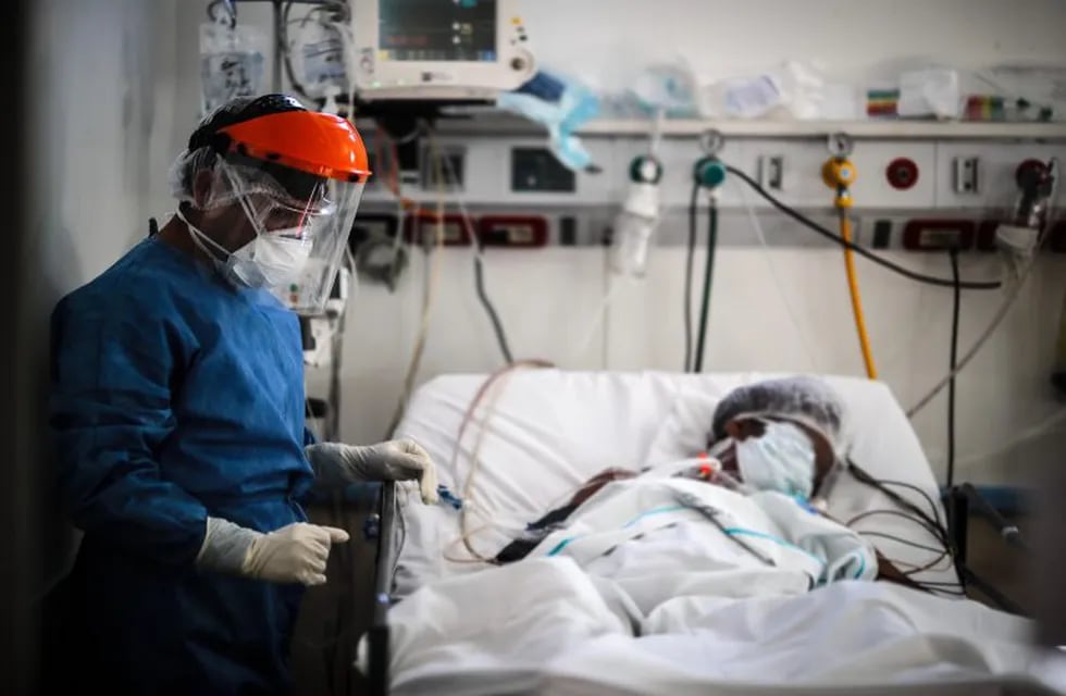 Atienden a un paciente con coronavirus en el Hospital El Cruce en Florencio Varela. (EFE)