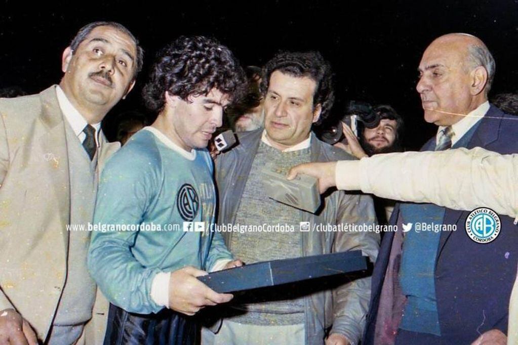 Miguel Flores, por entonces presidente de la ACF, le entrega una plaqueta a Maradona