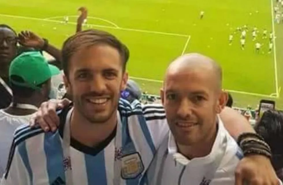 Juan Pablo Rezzónico, junto a uno de sus hermanos, haciendo el aguante a la Selección en Rusia.