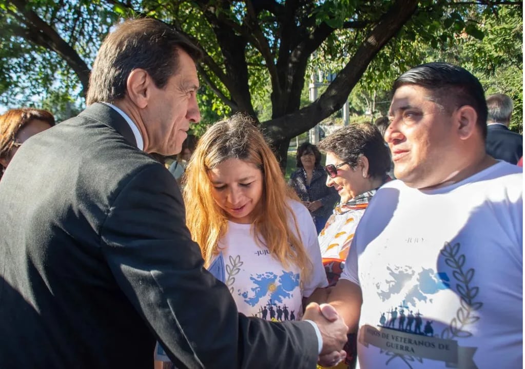 El gobernador Carlos Sadir saluda a veteranos de guerra de Malvinas y familiares, en ocasión de participar en los actos celebratorios de un nuevo aniversario de la fundación de Jujuy. Luego conversó con los periodistas y dejó importantes definiciones.