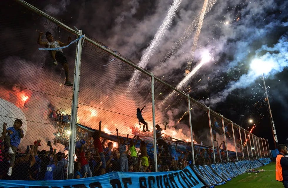 Pirotecnia en el cierre del clásico entre Belgrano y Talleres por la Copa de la Liga Profesional. Hubo una fuerte sanción para el club de Alberdi (La Voz).