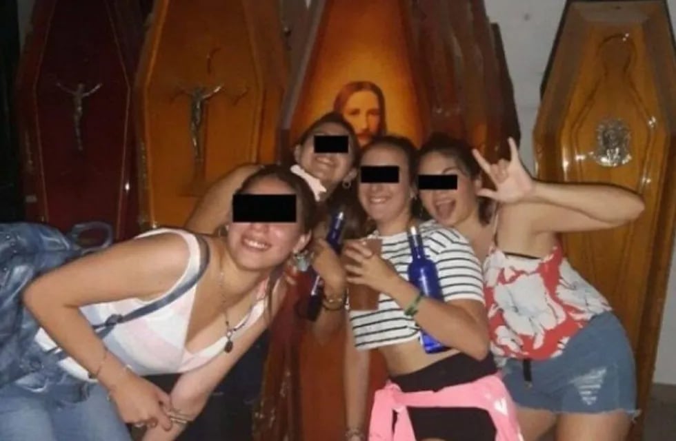 Algunas chicas posaron delante de un cajón con un retrato de Jesús. (UNO Santa Fe)