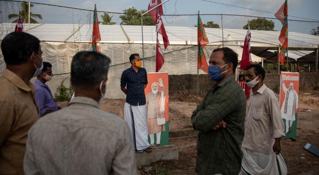 India. Personas que llevan máscaras como precaución contra el coronavirus rodean al primer ministro, Narendra Modi. (AP)