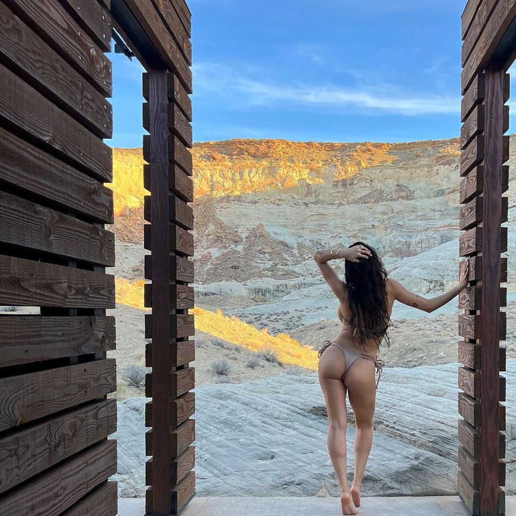 Mia Khalifa mostró su cuerpo tonificado mientras lucía una bikini "underboob" beige.