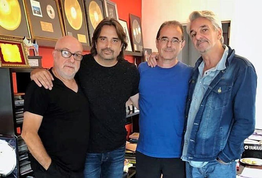 Juan Carlos Baglietto junto a Fabián Gallardo, Jorge Fandermole y Rubén Goldín. (Facebook)