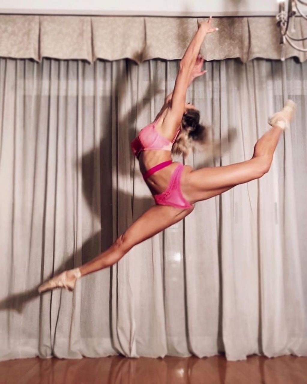 Noelia Marzol mostró su elasticidad con una foto en pleno "vuelo"