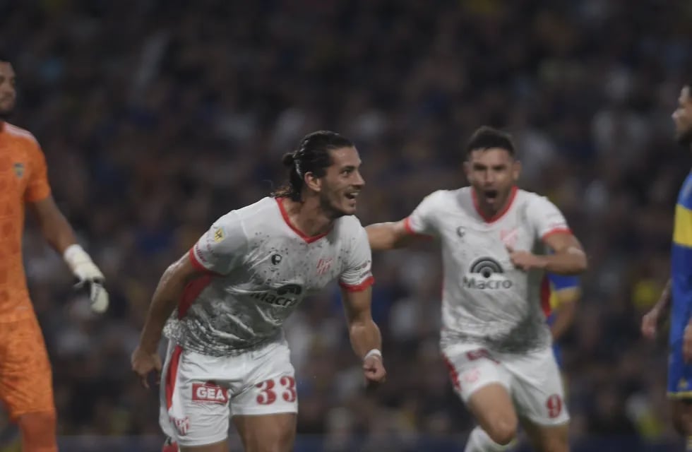 Joaquín Varela sale festejando el gol de Instituto en La Bombonera frente a Boca por la Liga Profesional. (Federico López Claro / La Voz)