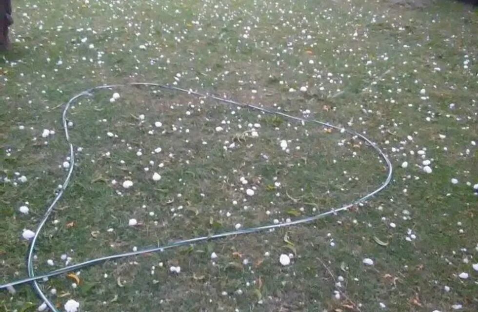 Piedras del tamaño de un huevo, de un limón... la tormenta goleó duro a Río Cuarto.