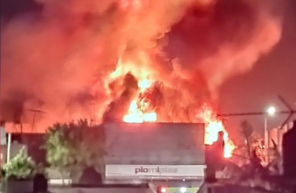 El feroz incendio se desató en un depósito de la calle 32 entre 132 y 133 del barrio platense La Cumbre.