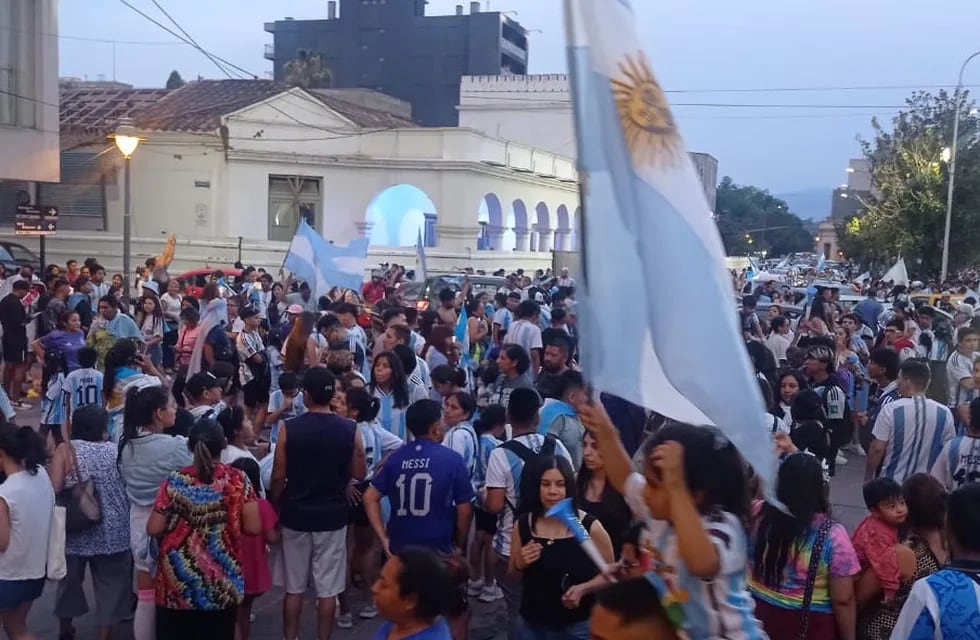 La esquina de Belgrano y Sarmiento, uno de los puntos donde se concentró la hinchada jujeña que festejó el triunfo de Argentina este viernes.