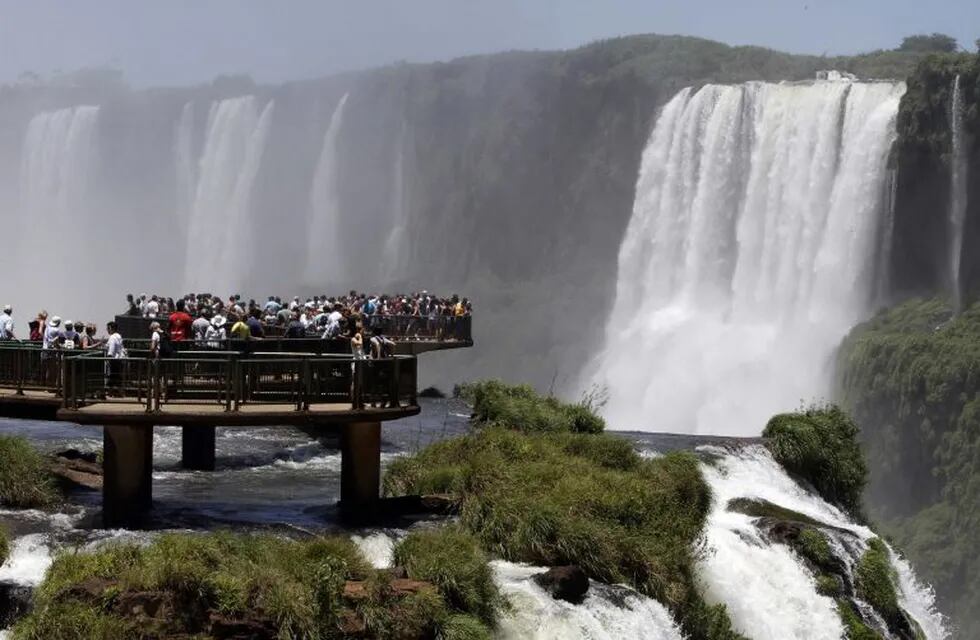 Tourists look at Iguazu Falls from an observation platform at the Iguazu National Park near southern Brazilian city of Foz do Iguacu January 27, 2013. REUTERS/Jorge Adorno (BRAZIL - Tags: ENVIRONMENT TPX IMAGES OF THE DAY TRAVEL) misiones  cataratas del iguazu vista vistas de las cataratas turismo paisaje turistas