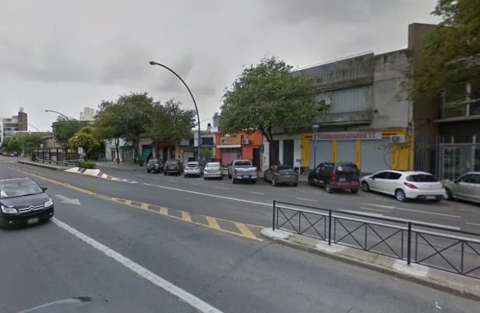 Los maleantes huyeron después de pasar casi cinco minutos en Avenida Alberdi al 800. (Google Street View)