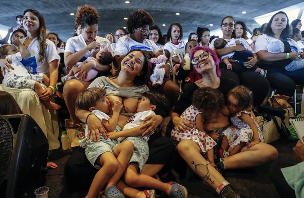 Imagen de madres amamantando bebés en Rio de Janeiro.