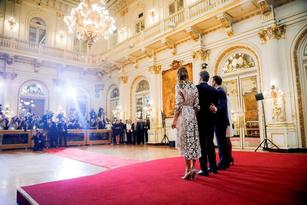 La Primera Dama de Argentina, Juliana Awada, al Presidente de Argentina, Mauricio Macri, al Presidente de Francia, Emmanuel Macron y  su esposa, Brigitte Macron, posando para los medios de comunicación, en el palacio presidencial de la Casa Rosada (AFP).