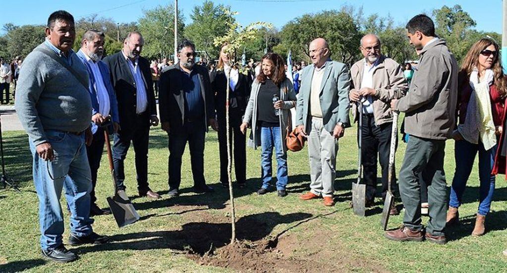 Funcionarios y familiares de desaparecidos plantaron un árbol (Municipalidad de Santa Rosa)