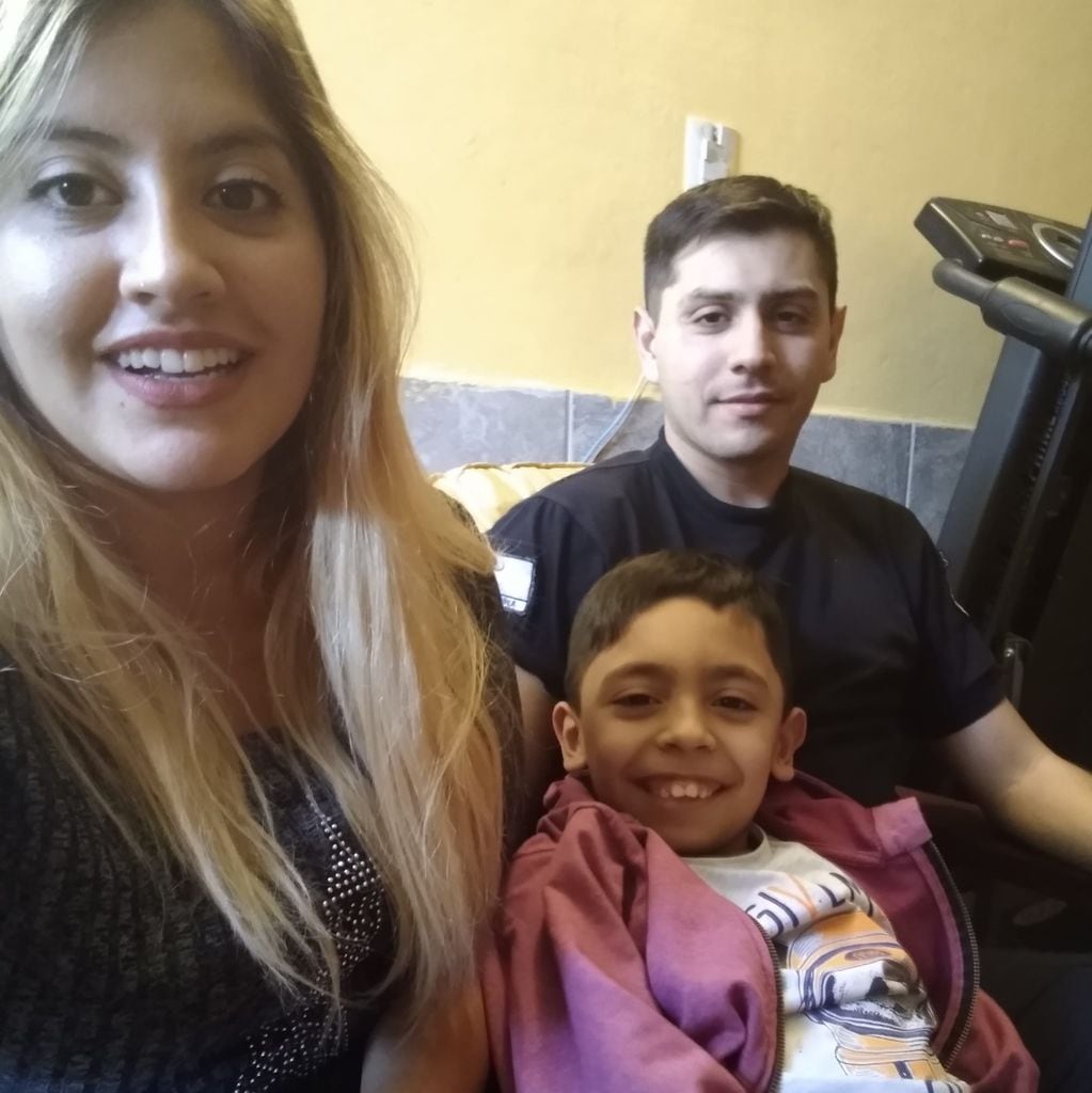 Diego Gatica, el policía asesinado en San Luis, con su familia.