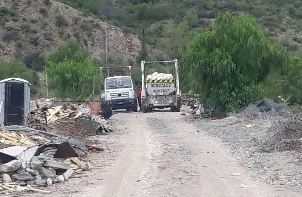 Los camiones que fueron encontrados in fraganti tirando escombros en el piedemonte de la Ciudad de Mendoza. Gentileza MCM